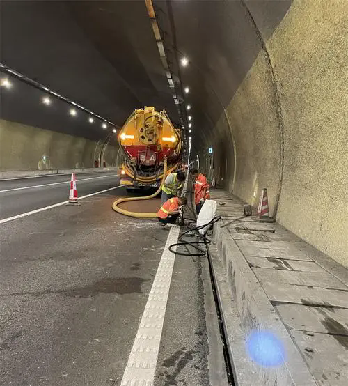 衡南隧道排水渠清淤